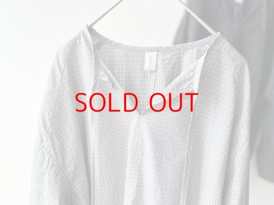 画像2: nouvelles du paradis ミニチェックドライワッシャー チョーカーネックブラウス【クリックポスト（185円）発送可能】