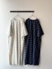 画像1: prit 30/1綿麻ウィンドウペンチェック ５分袖Vネックワンピース (1)