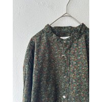 prit 40/1キャラメルコール小花プリント スタンドカラーシャツ