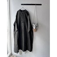 Véritécoeur 墨染めリネンヘンリーネックワンピース