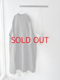 Véritécoeur 墨染めリネンヘンリーネックワンピース