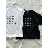 (g) TENJIKU PRINT Tee ALPHABET