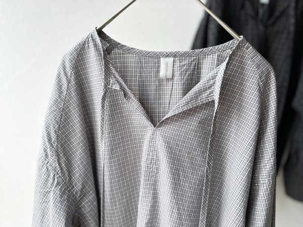 画像2: nouvelles du paradis ミニチェックドライワッシャー チョーカーネックブラウス【クリックポスト(185円)発送可能】 (2)