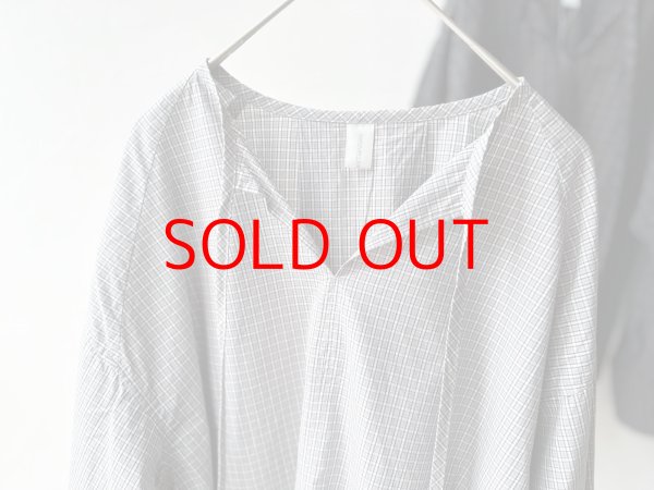 画像2: nouvelles du paradis ミニチェックドライワッシャー チョーカーネックブラウス【クリックポスト（185円）発送可能】 (2)