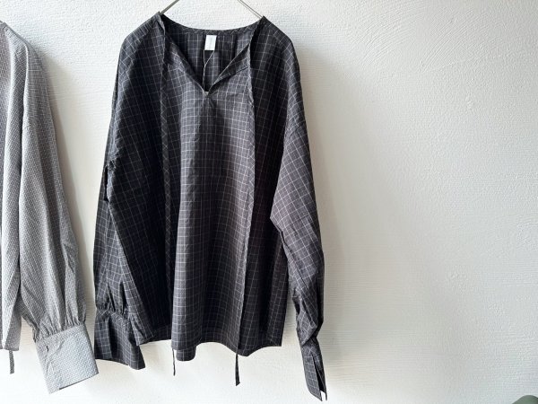 画像4: nouvelles du paradis ミニチェックドライワッシャー チョーカーネックブラウス【クリックポスト(185円)発送可能】 (4)