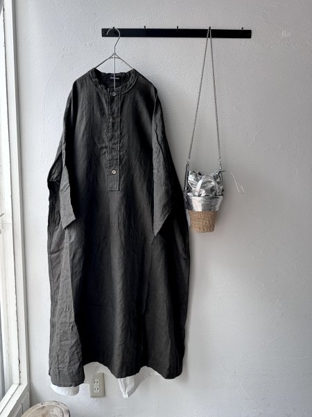 画像1: Véritécoeur 墨染めリネンヘンリーネックワンピース (1)