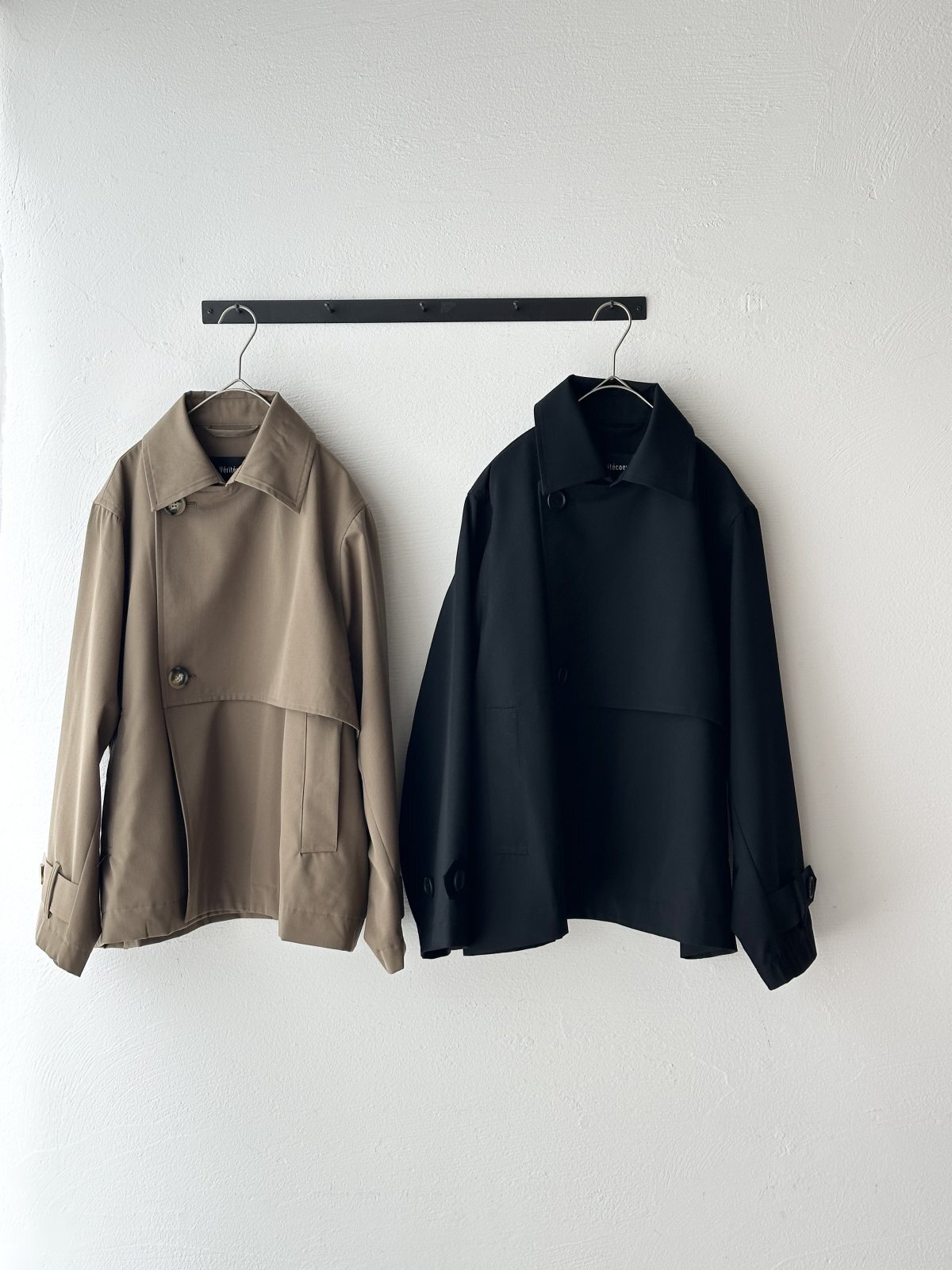 、インスタで話題！完売中のショートトレンチ Véritécoeur ショートトレンチコート - plus one 自然素材100